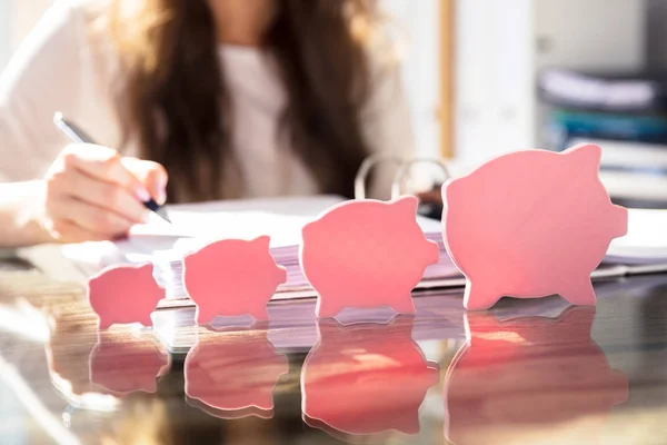 Increasing Flat Piggybank Front Businessperson Working Office — Stock Photo, Image