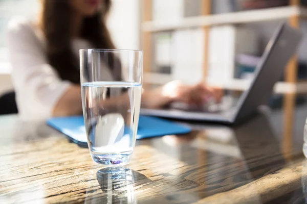 Склянка Води Перед Бізнес Леді Використовуючи Ноутбук — стокове фото