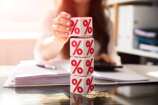 Affärskvinnas Hand Stapling Kubiska Block Med Röda Procentsymbol Över Skrivbord — Stockfoto