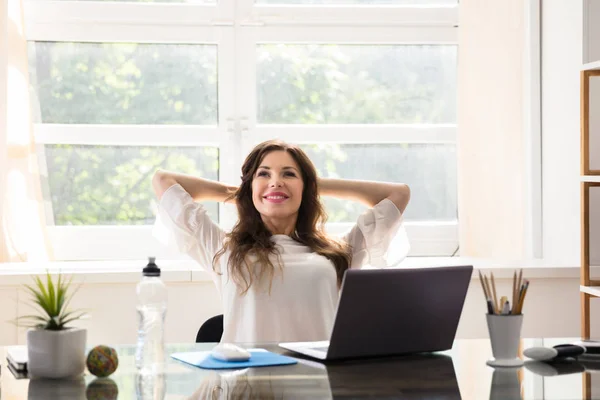 Mutlu Genç Kadını Kucağında Office Germe — Stok fotoğraf