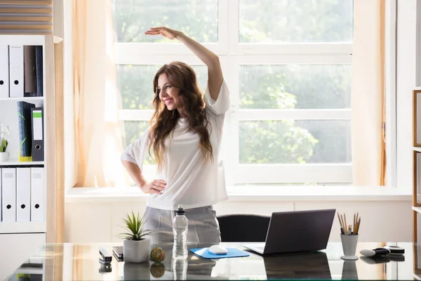 Glückliche Junge Geschäftsfrau Breitet Ihre Arme Büro Aus — Stockfoto