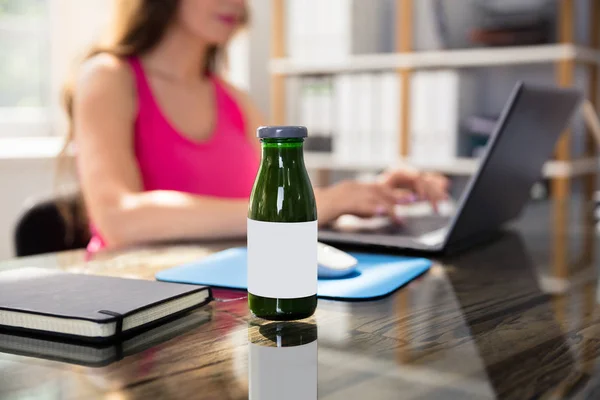 Botella Jugo Con Sombrillas Frente Mujer Negocios Usando Ordenador Portátil — Foto de Stock