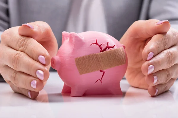 사업가 붕대로 깨진된 Piggybank — 스톡 사진