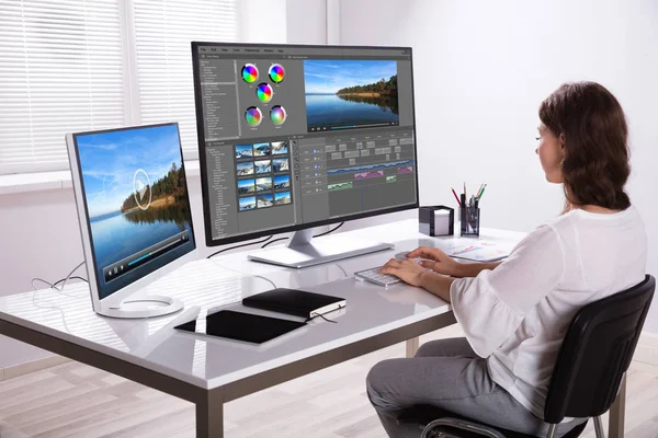 Young Female Editor Editing Video Computer Office — Stock Photo, Image