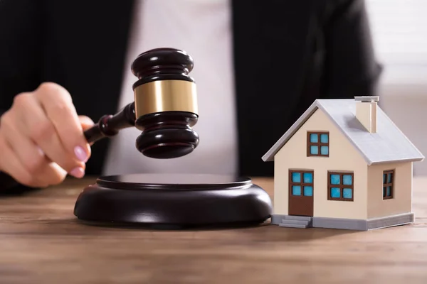 Close Mão Juiz Impressionante Gavel Perto Modelo Casa Sobre Mesa — Fotografia de Stock