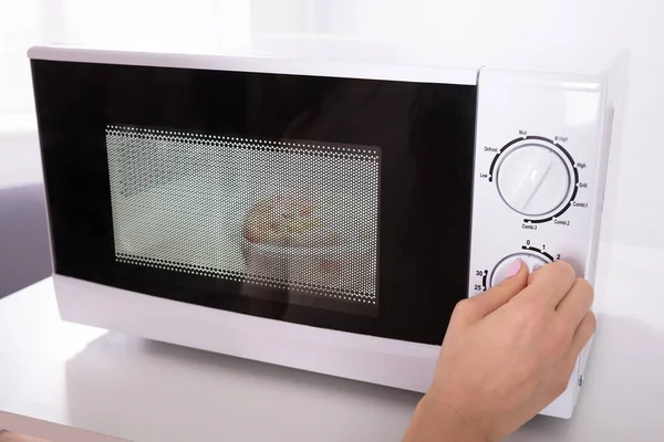 Primer Plano Mano Una Mujer Usando Horno Microondas Para Preparar — Foto de Stock