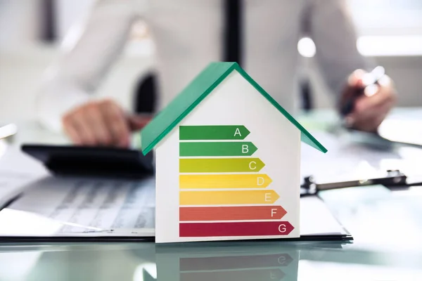 Nahaufnahme Eines Hausmodells Das Die Energieeffizienzrate Vor Der Hand Eines — Stockfoto