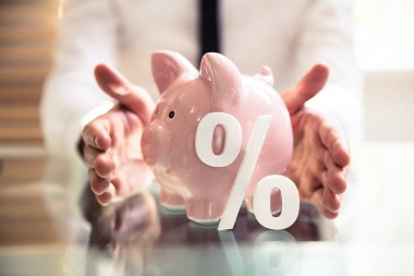 Kişinin yüzde sembolü resepsiyon ile koruma Piggybank eller