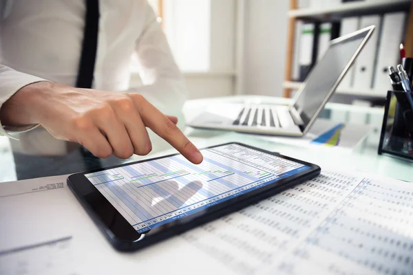 Close Businessperson Hand Analyzing Gantt Chat Digital Tablet Workplace — Stock Photo, Image