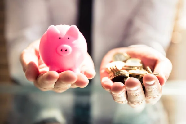 Närbild Näringsidkare Handen Håller Rosa Piggybank Och Gyllene Mynt — Stockfoto