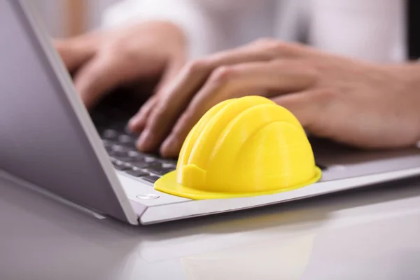 Primer Plano Hardhat Amarillo Teclado Del Ordenador Portátil Sobre Escritorio — Foto de Stock