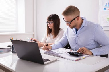 Fatura hesap makinesi ile hesaplama iki genç iş adamları