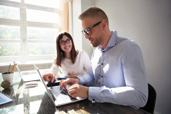 Deux Jeunes Hommes Affaires Travaillant Sur Ordinateur Portable Bureau — Photo