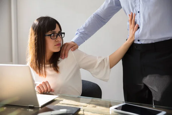 Junge Frau Wehrt Sich Gegen Sexuelle Belästigung Durch Chef Arbeitsplatz — Stockfoto