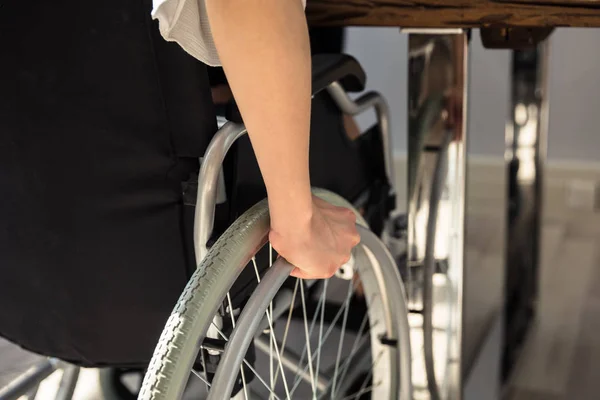 Engelli Işkadını Tekerlekli Laptop Ile Resepsiyon Üzerinde Oturan — Stok fotoğraf