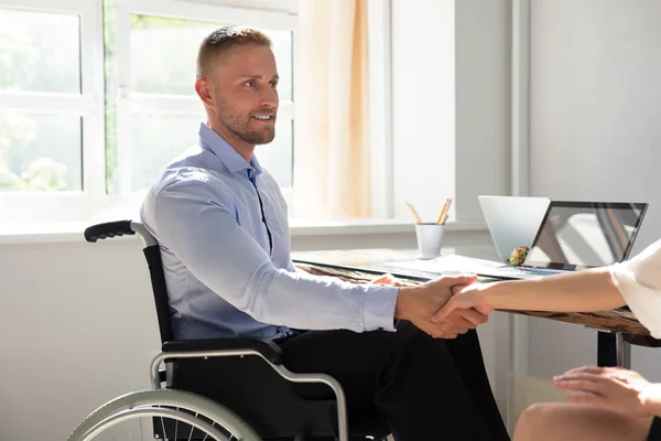 Empresário Deficiente Feliz Sentado Cadeira Rodas Apertando Mão Com Seu — Fotografia de Stock