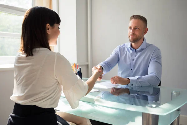 Jeune Homme Affaires Souriant Serrant Main Une Candidate Sur Bureau — Photo