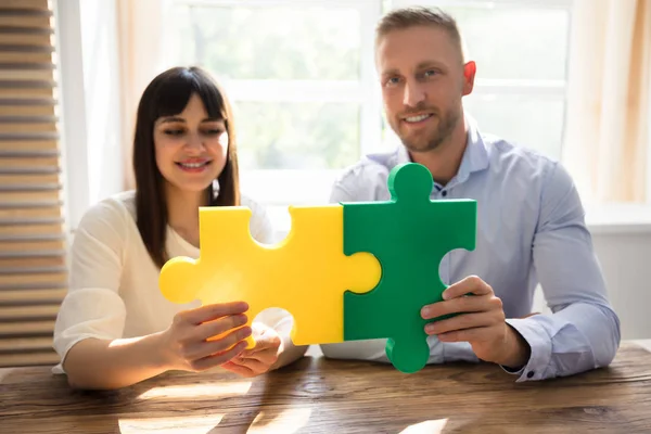 Twee Gelukkige Ondernemers Samen Met Groen Geel Gekleurde Stukjes Van — Stockfoto