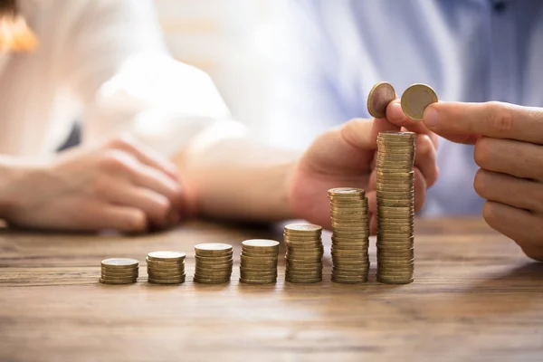 Paar Gouden Munten Houten Bureau Stapelen — Stockfoto