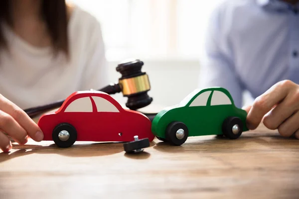 Couple Holding Red Green Car Front Gavel — Stock Photo, Image