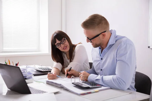 Dos Jóvenes Empresarios Calculan Factura Con Calculadora —  Fotos de Stock