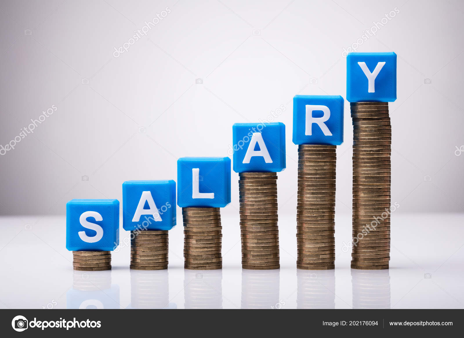 青い給与増加に立方体ブロック積み上げ白い背景に対してコイン — ストック写真 © AndreyPopov #202176094