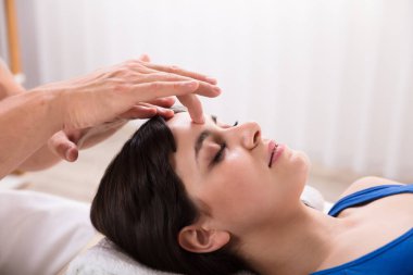 Reiki tedavi Spa merkezinde sakin bir genç kadının yakın çekim