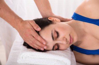 Rahat bir genç kadın masaj aldıktan Close-up