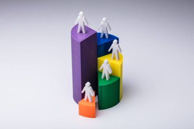 3d pasta grafiği beyaz arka plan üzerinde duran insan figürleri