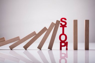 Close-up düşen Dominos kat yansıtan üzerinde dur metin tarafından durduruldu