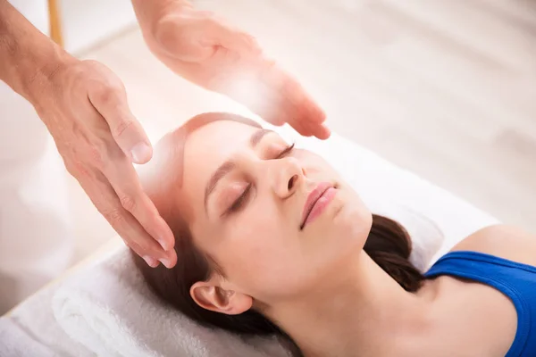 Close Therapist Hand Performing Reiki Treatment Young Woman Spa — Stock Photo, Image