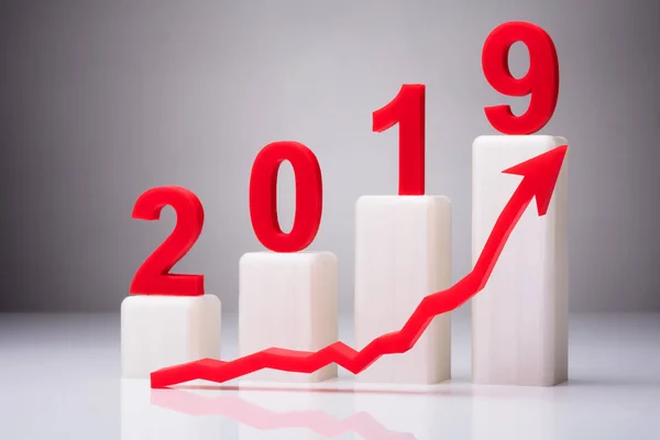 Año 2019 Con Aumento Flecha Contra Fondo Gris — Foto de Stock