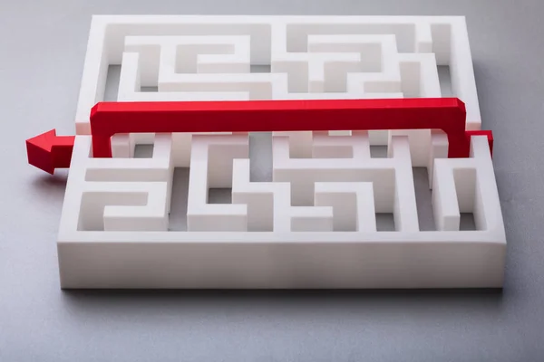 Rode Pijl Overstekende Witte Labyrint Grijze Achtergrond — Stockfoto