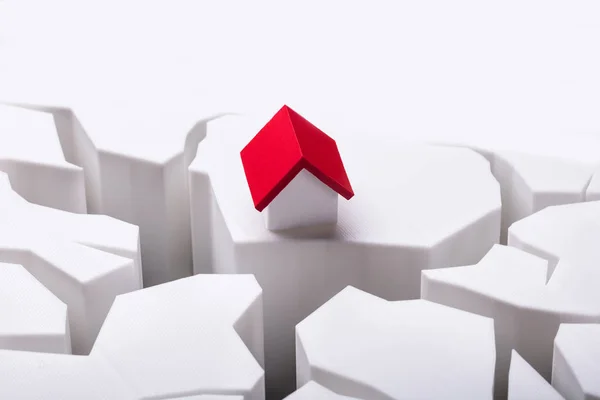 Hasarlı Beyaz Yüzey Üzerinde Izole Kırmızı Çatılı Evi Modeli — Stok fotoğraf