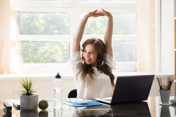 Glückliche Junge Geschäftsfrau Breitet Ihre Arme Büro Aus — Stockfoto