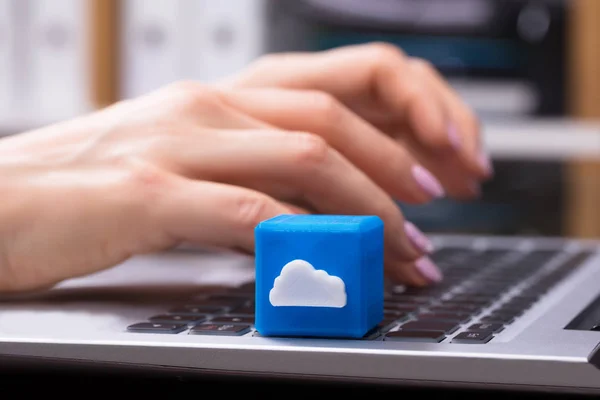 Human Hand Using Laptop Cubic Block Showing Cloud Symbol — Stock Photo, Image