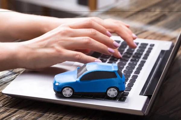 Kobieta Pracuje Laptopie Mały Niebieski Samochód — Zdjęcie stockowe
