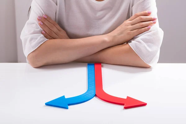 Blauwe Rode Pijlen Voor Vrouw Hand Tonen Richtingen — Stockfoto