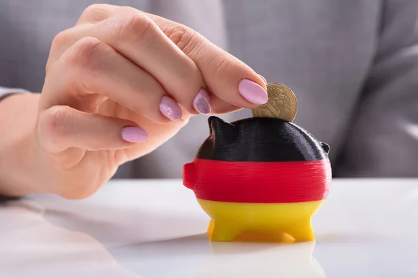 Mano Mujer Que Inserta Moneda Piggybank Pintada Con Bandera Alemana —  Fotos de Stock