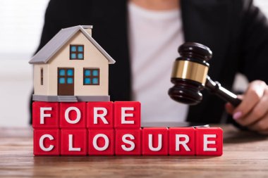 Ev modeli rehine küp bloklar Yargıç Holding çekiç önünde Close-up