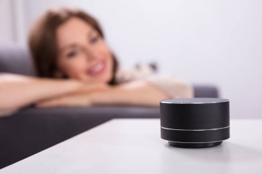 Kadın mobilya siyah kablosuz hoparlör dinleme