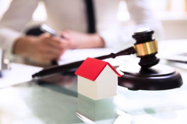 Resepsiyon üzerinde tahta çekiç önünde kırmızı çatılı evi modelinin yakın çekim