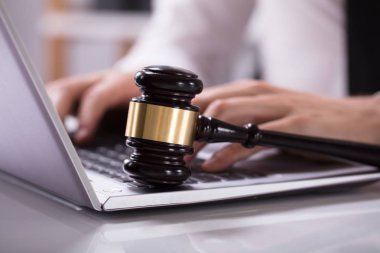 Laptop ile tahta çekiç Resepsiyon kullanan bir kişi