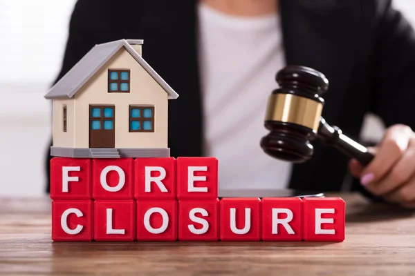 Close House Model Foreclosure Cubic Blocks Front Judge Holding Mallet — Stock Photo, Image