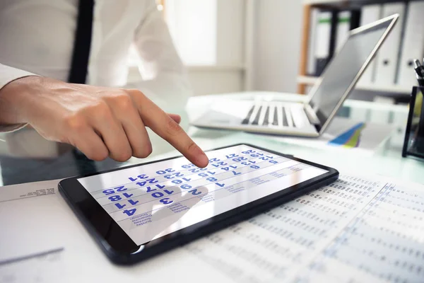 デジタル タブレットのオフィスでのカレンダーを使用して実業家の手のクローズ アップ — ストック写真