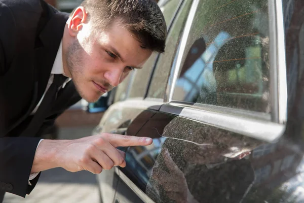 Mladý Muž Nehodě Zkontrolujete Poškozené Auto — Stock fotografie