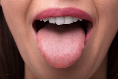 Dilini Gösteren Bir Kadının Yakın Çekim Fotoğrafı