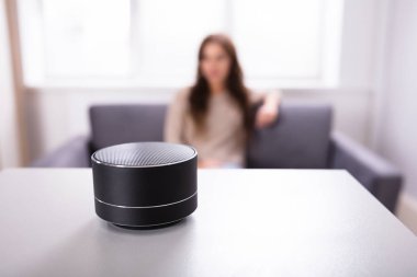 Kadın mobilya siyah kablosuz hoparlör dinleme