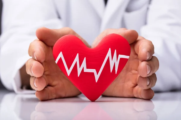 Menschliche Hand Schützt Herz Mit Herzschlag Isoliert Auf Weißem Hintergrund — Stockfoto