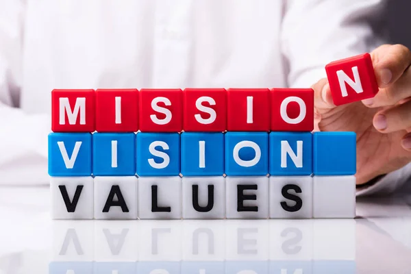 Person Baut Bunte Würfelblöcke Mit Mission Vision Und Werten Worte — Stockfoto